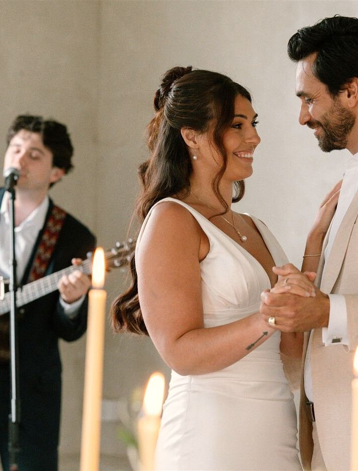 A couple dancing while Harry plays